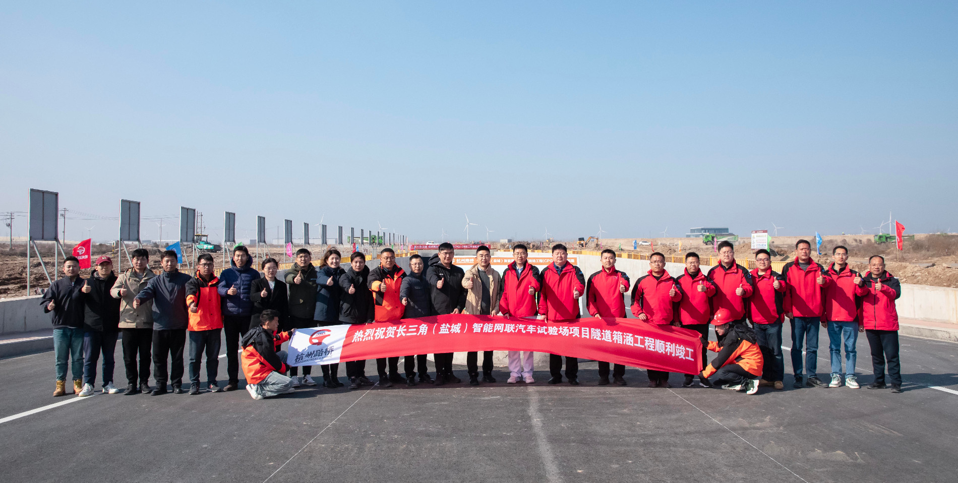 隧道合影.jpg 隧道合影.jpg