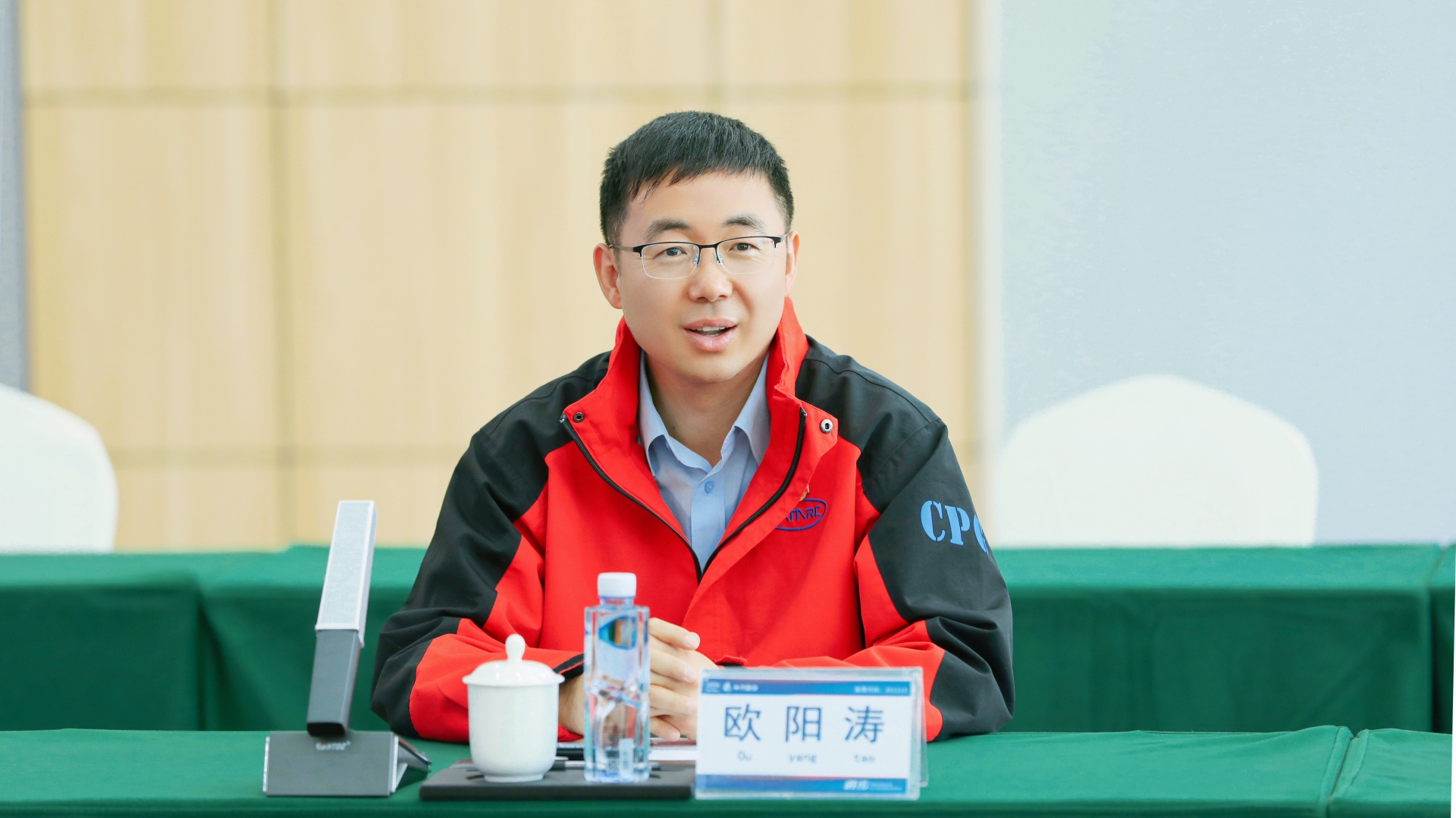 欧阳涛讲话.jpg 欧阳涛讲话.jpg