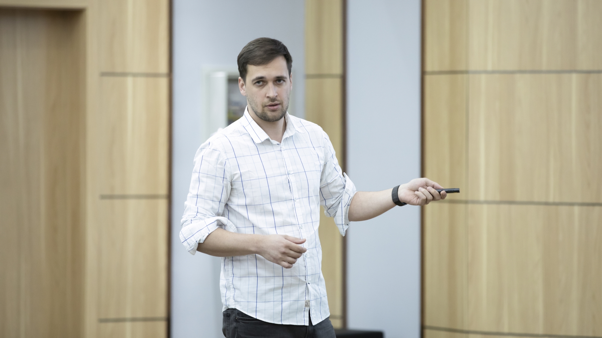 讲话.jpg 讲话.jpg