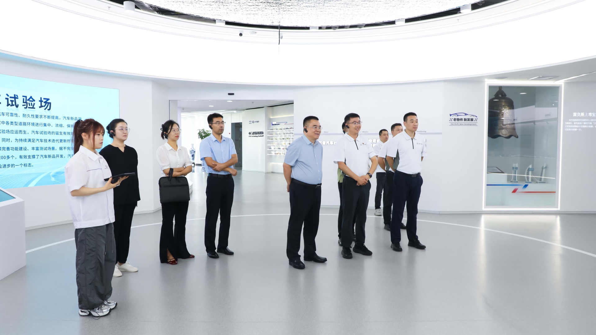 展厅旅行.jpg 展厅旅行.jpg