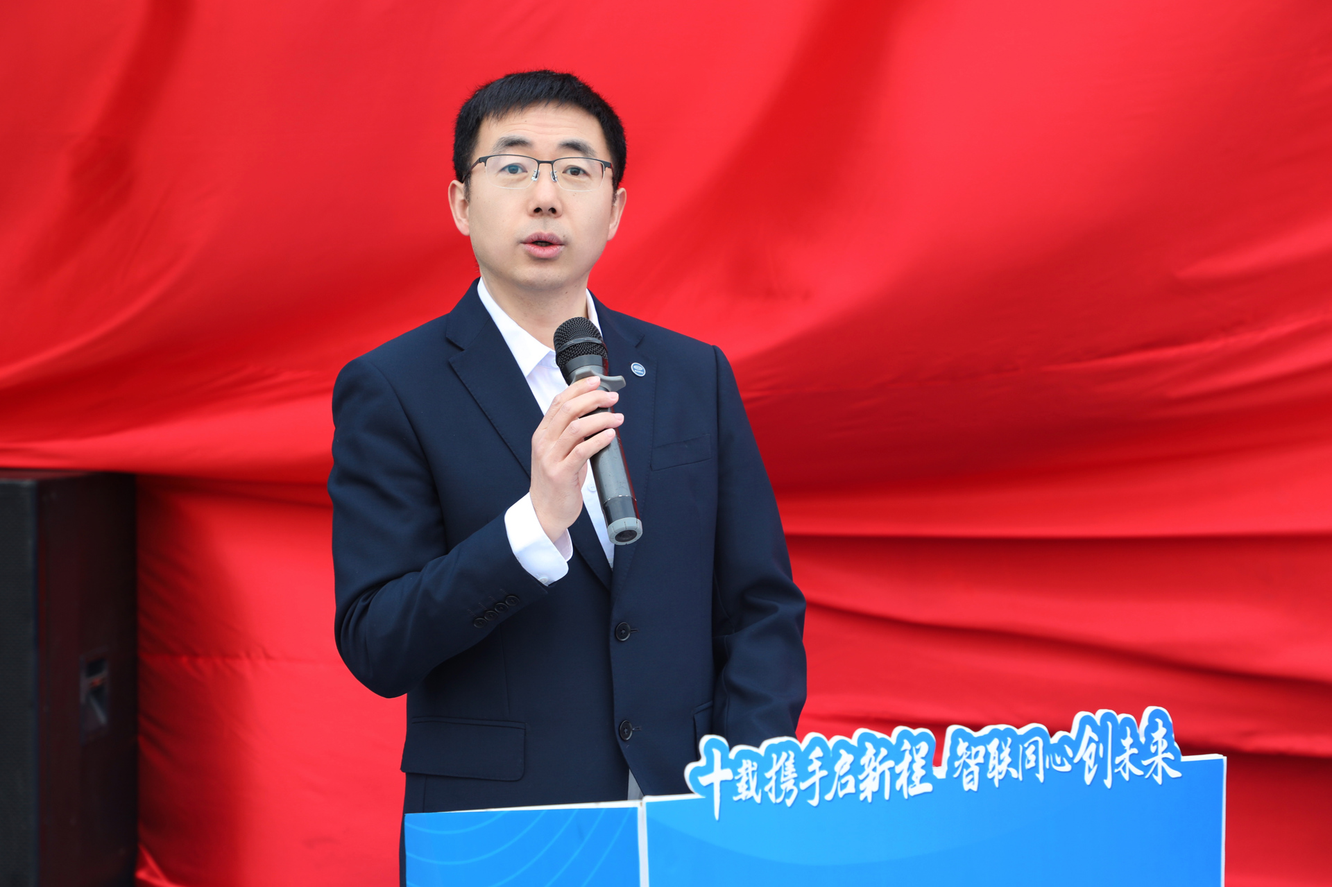 欧阳总讲话特写.jpg 欧阳总讲话特写.jpg