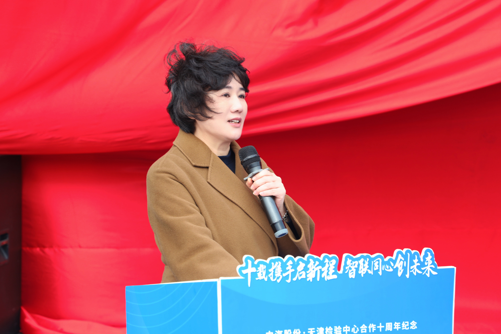 颜总讲话特写.jpg 颜总讲话特写.jpg